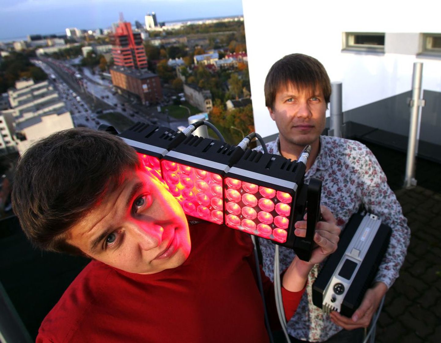 Kaspar (vasakul) ja Kaur Kallas demonstreerivad filmivõtetel kasutatava uue valgustussüsteemi kompaktsust.