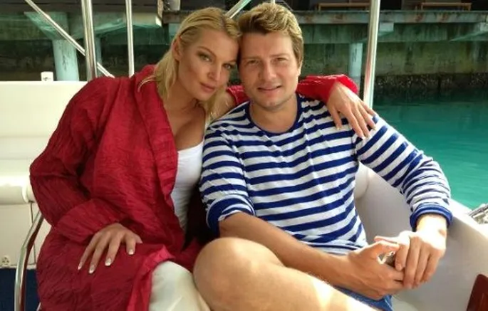 Onlayn jinsiy aloqa paytida qiz baland ovoz bilan qichqiradi.