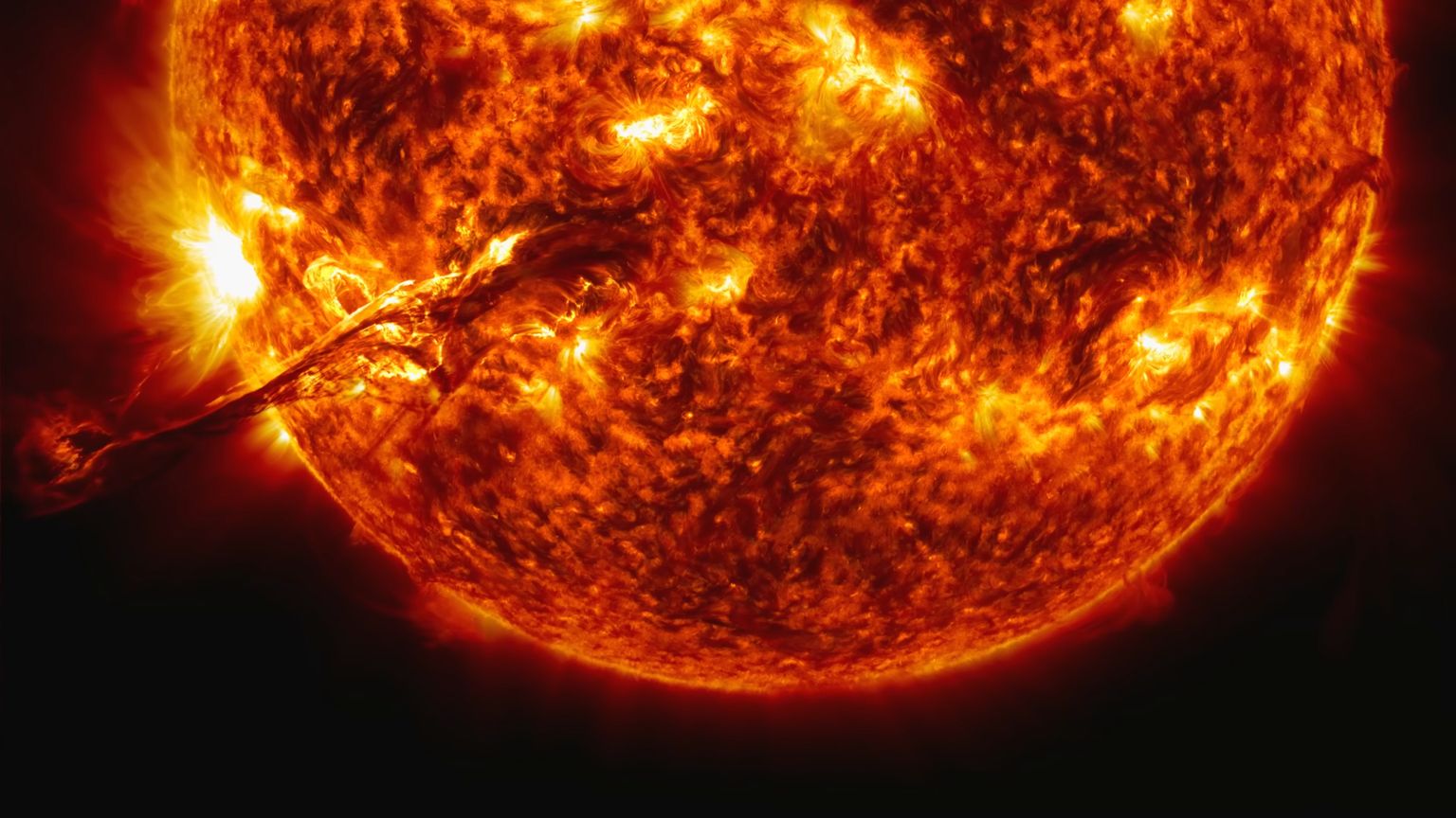 Arvutijoonistus Päikese aktiivsusest ja krooni massipurskest