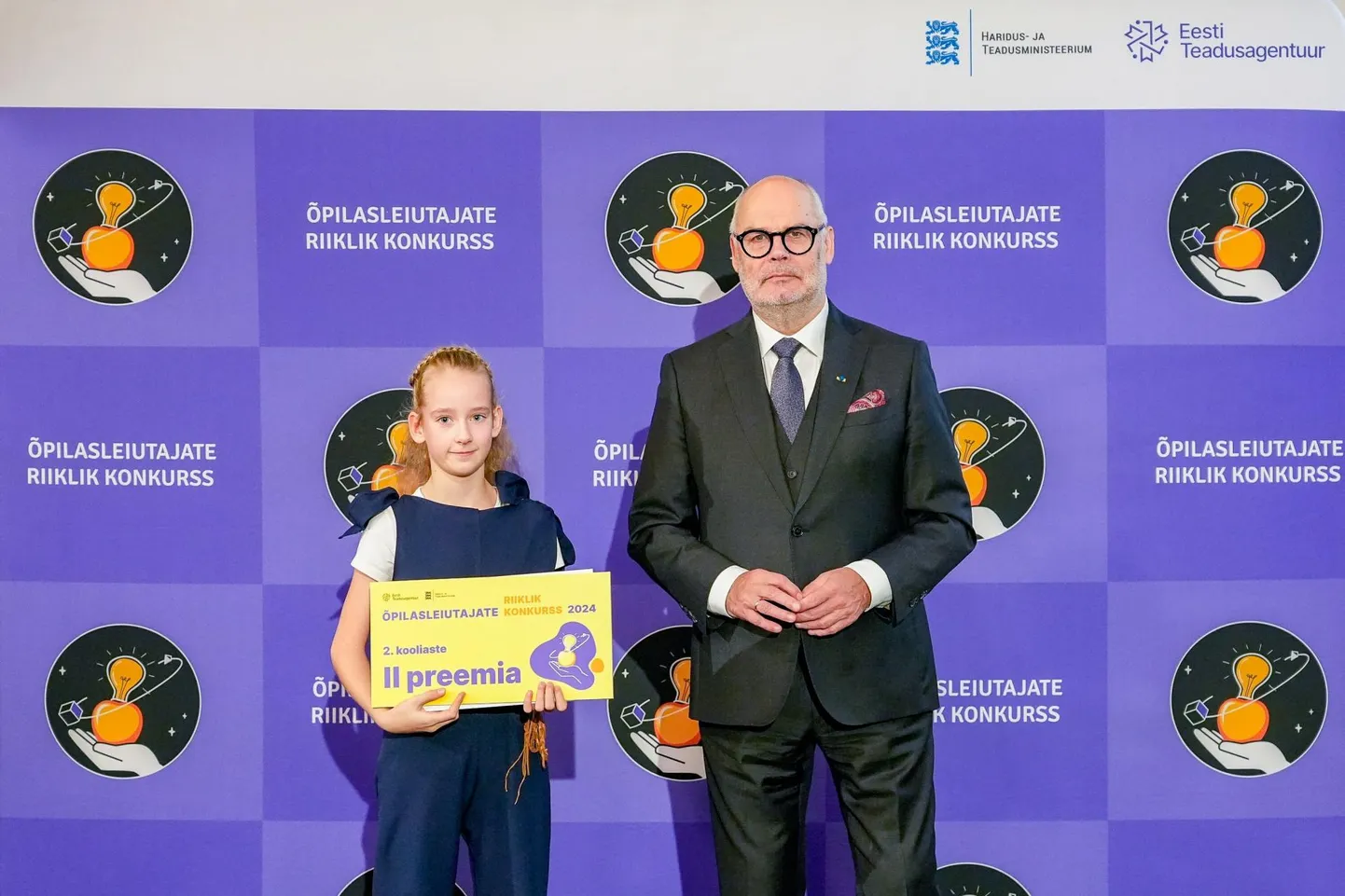 Jakobsoni kooli õpilane Karmen Roht pälvis president Alar Karise tunnustuse.