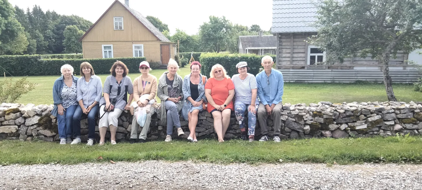 MAALILAAGER HELLAMAAL: (Vasakult) Leili Poopuu, Rita Talalajeva, Ilme Armuand, Eve Oeselg, Anne Metsmaa, Marje Kessel, Piia Mägi, Lii Pihl ja Aare Martinson.