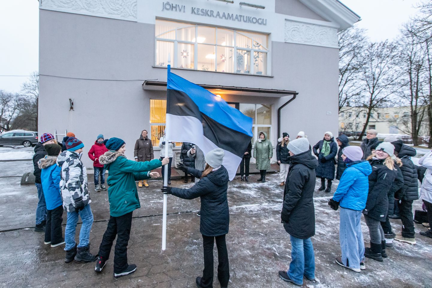 30. jaanuar on nüüdsest riiklikus tähtpäevade kalendris eesti kirjanduse päev, mis on ka lipupäev. Enne kui sinimustvalge Jõhvi keskraamatukogu hoonel lehvima hakkas, käis see Jõhvi põhikooli 6.a klassi õpilastel käest kätte, et uus tähtpäev läbi isikliku kogemuse paremini meelde jääks.