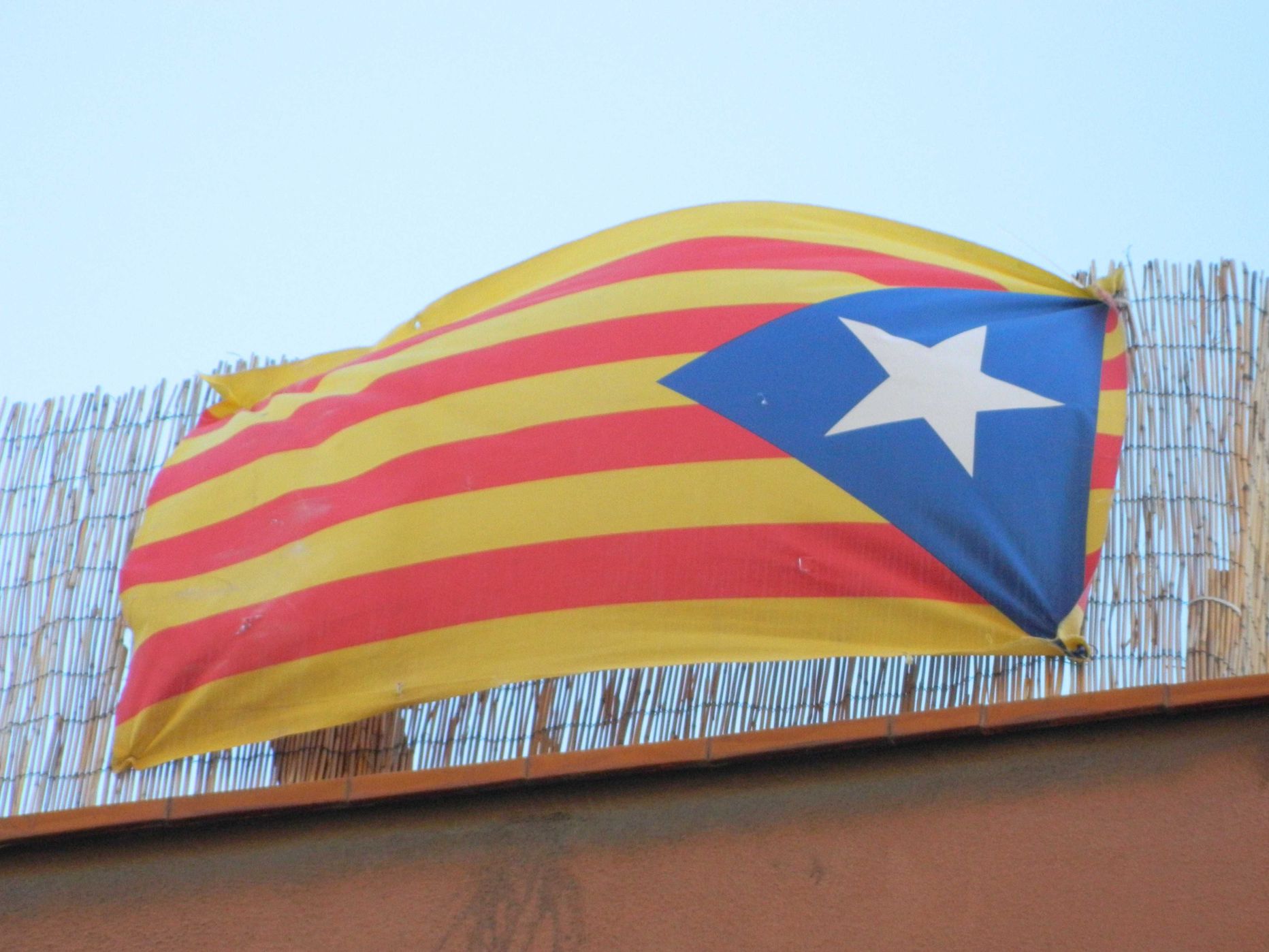 Kataloonia iseseisvusmeelsete lipp ühel Barcelona katusel.