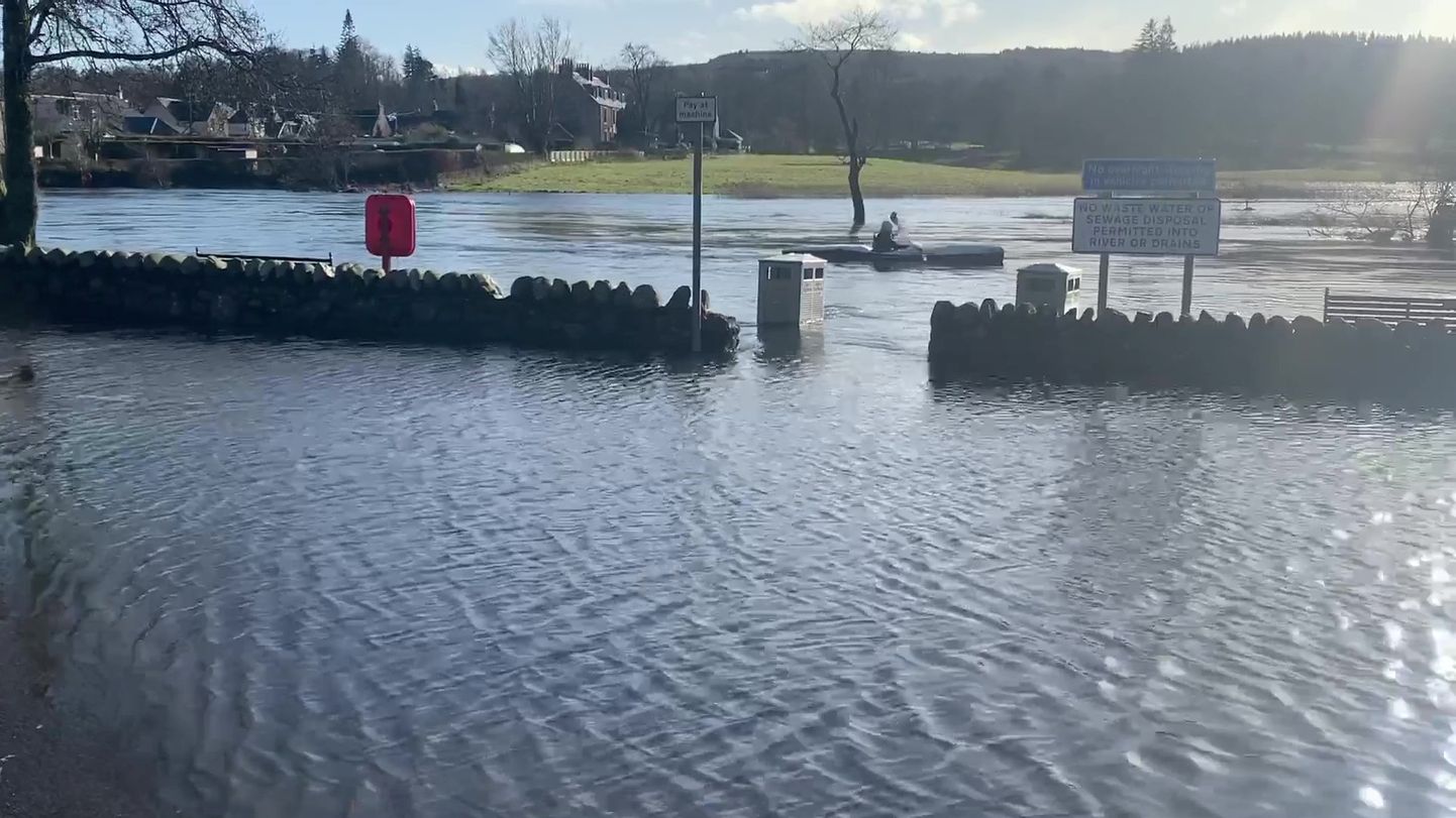 Suurbritannias tekitas torm Dennis suuri üleujutusi. Üks mees otsustas aga üleujutusi nautida ja läks parkimisplatsile süstaga lõbusõitu tegema.
