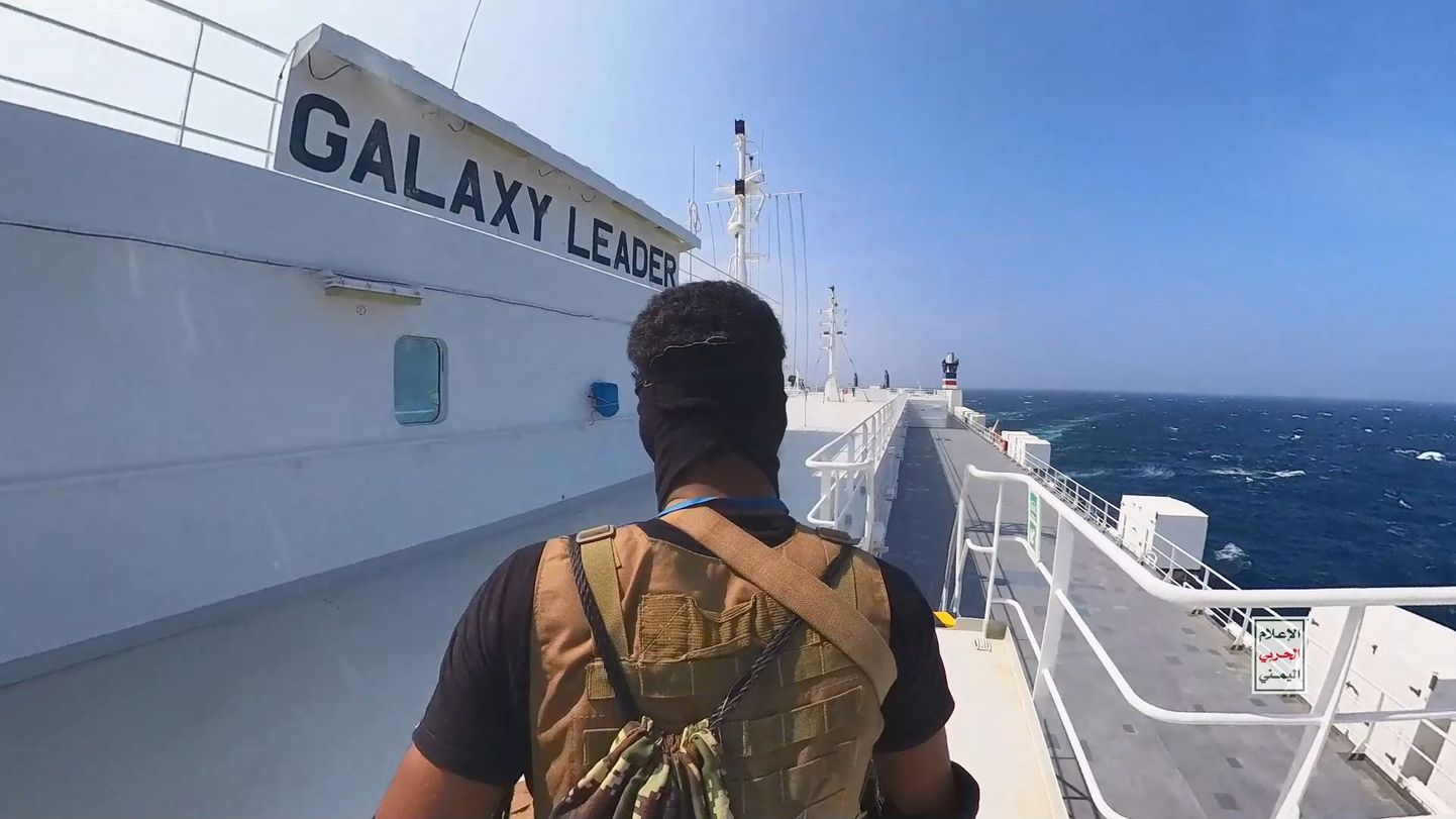 Kuvatõmmis videost, kus on näha huthi mässuliste rünnakut Punasel merel seilanud kaubalaevale.