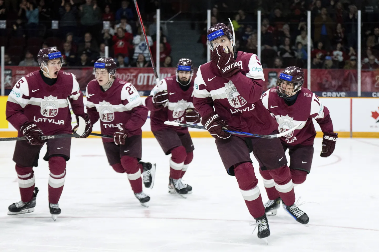 Latvijas U-20 izlases hokejisti (priekšplānā Ēriks Mateiko)