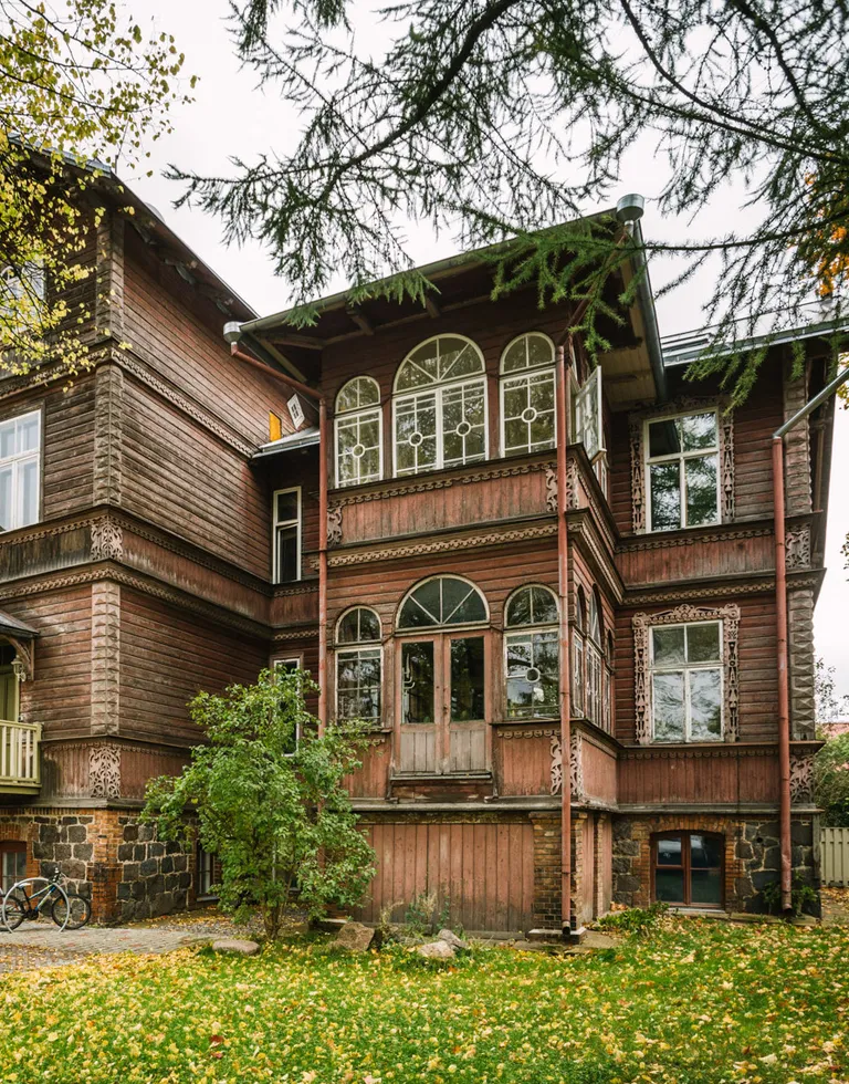 Kortermaja hoovipoolsele küljele jäävad läbi kahe korruse ulatuvad verandad.