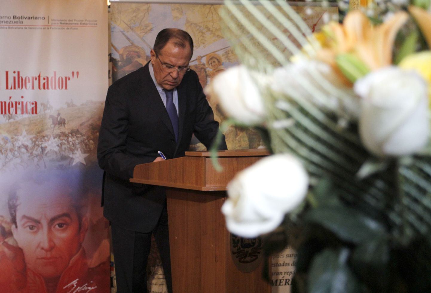 Vene välisminister Sergei Lavrov teeb sissekande kaastunderaamatusse Venezuela saatkonnas Moskvas.