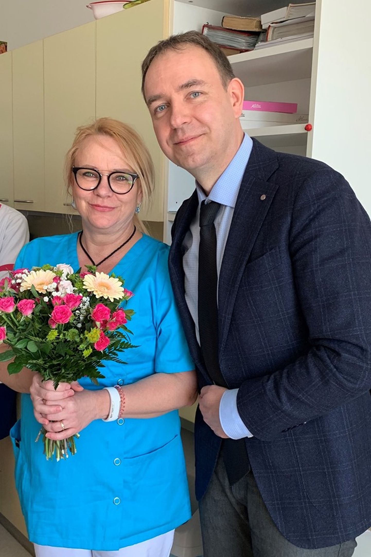 Kliinikumi naistekliinikus töötab Eesti parim ämmaemand Evelin Gross, pildil paremal TÜ kliinikumi ravijuht Andres Kotsar.