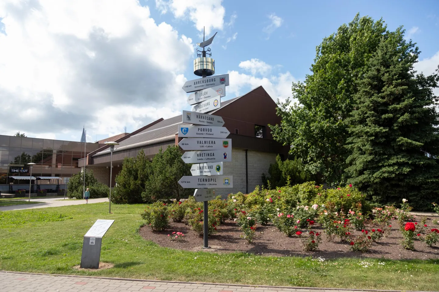 Kuni selles majas tegutses SEB panga Viljandi kontor, oli veekeskuse loomiseks asutatud firma kasumis. Kevadest alates teenib aga ettevõte igakuist kahjumit.