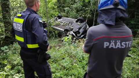 Фото ⟩ Тяжелое ДТП: автомобиль вылетел с дороги и врезался в дерево