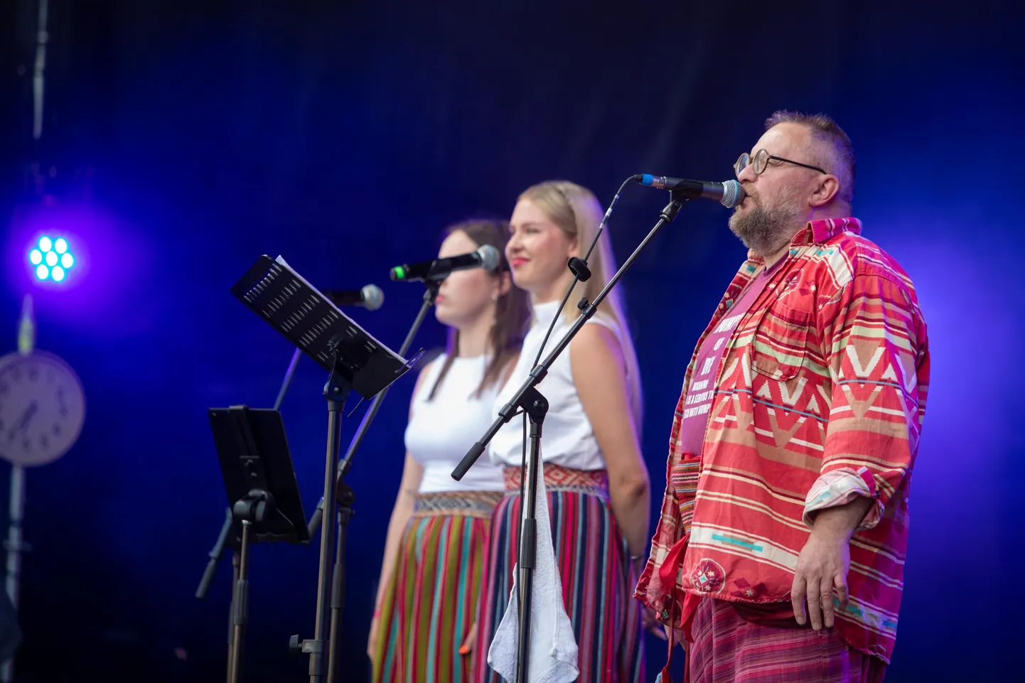 Ansambel Singer Vinger mullusel Viljandi pärimusmuusika festivalil