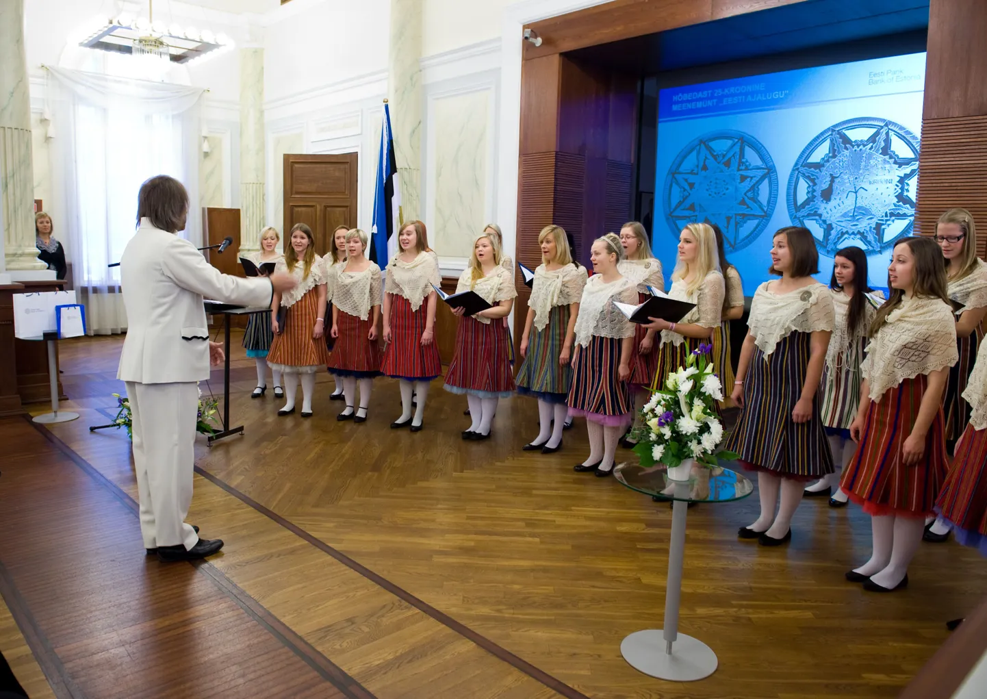 ETV tütarlastekoor Aarne Saluveeri juhtimisel.