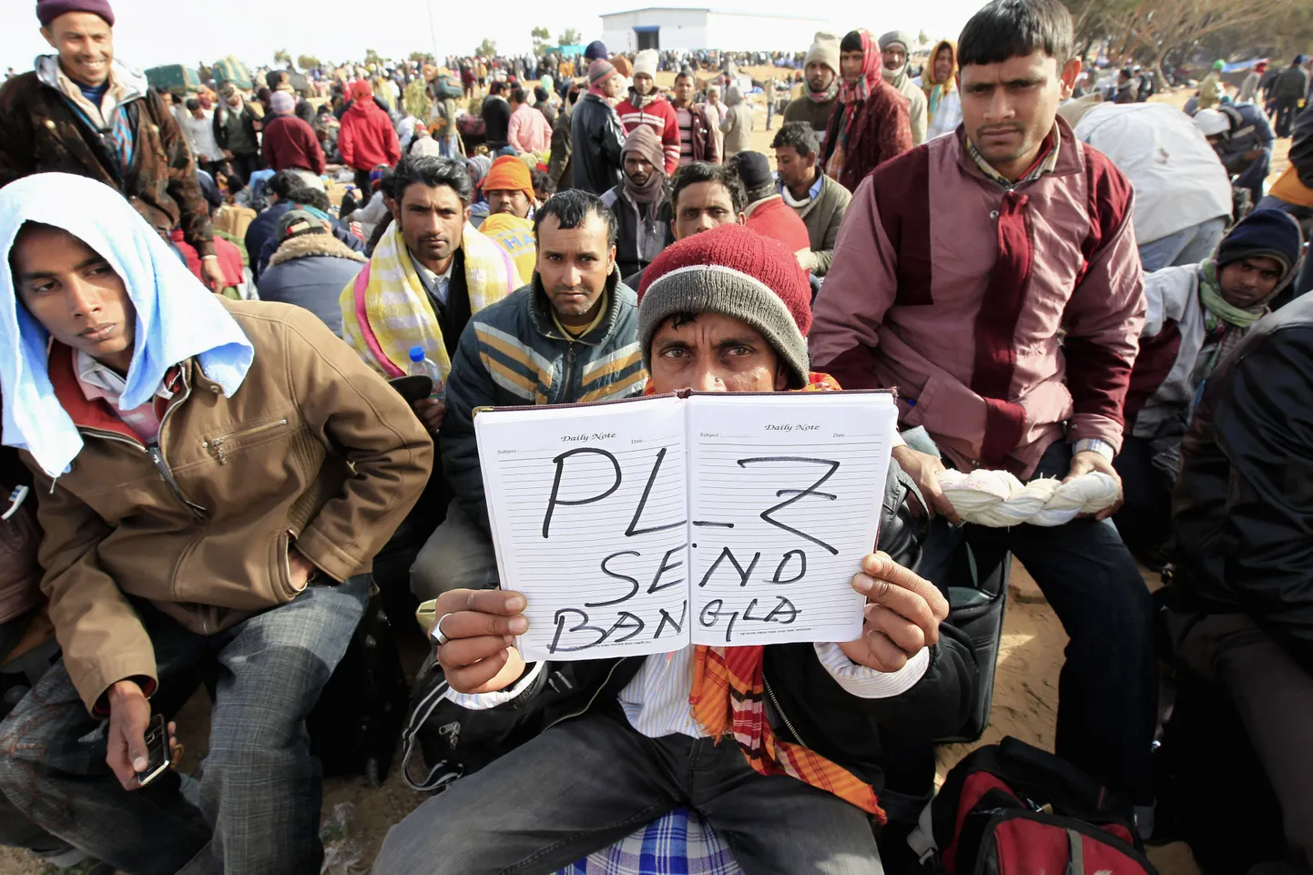 Liibüast päästmist ootavad Bangladeshi töölised.