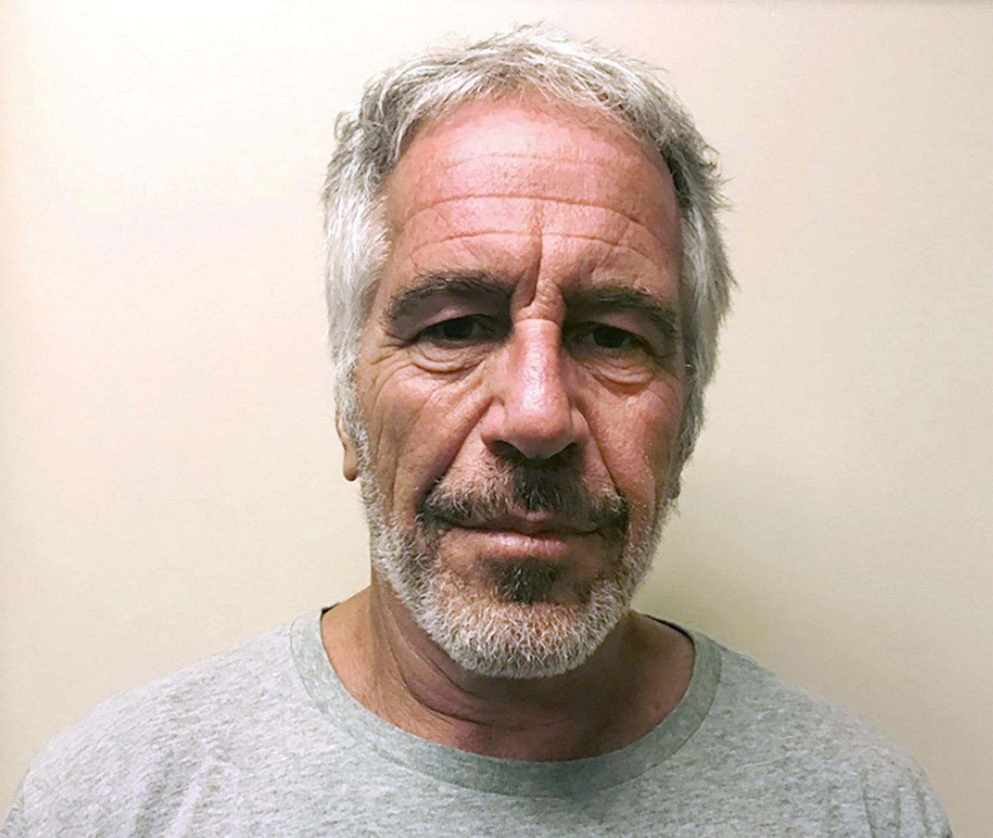 Jeffrey Epstein vahistati mullu juulis inimkaubitsemises süüdistatuna. Ta tegi vanglas enesetapu. Teda oli varem karistatud seksuaalkuritegude eest.