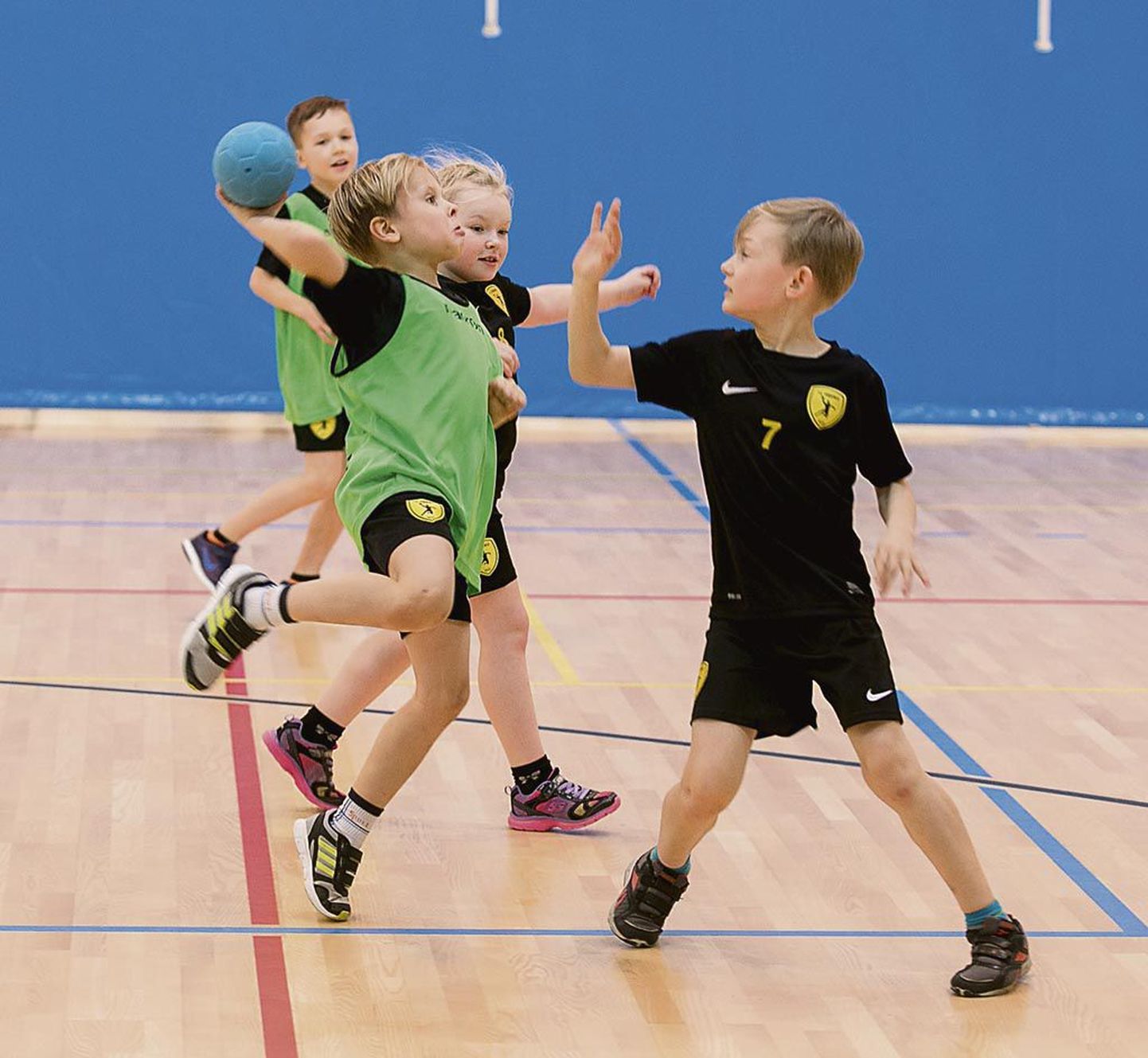 Alla poole aasta harjutanud algkoolilapsed teevad juba toredaid käsipalliliigutusi.