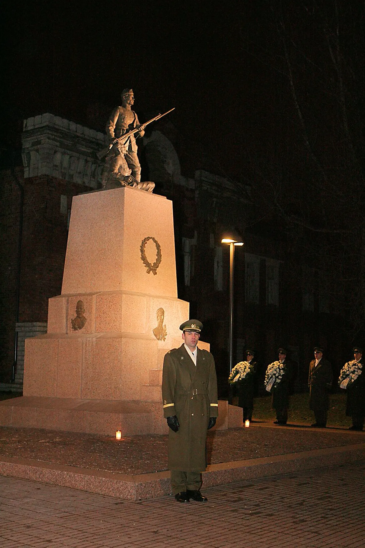 Sõjakooli kadetid mälestasid öise rivistusega 1924. aasta detsembrimässu ajal langenud koolivendi.