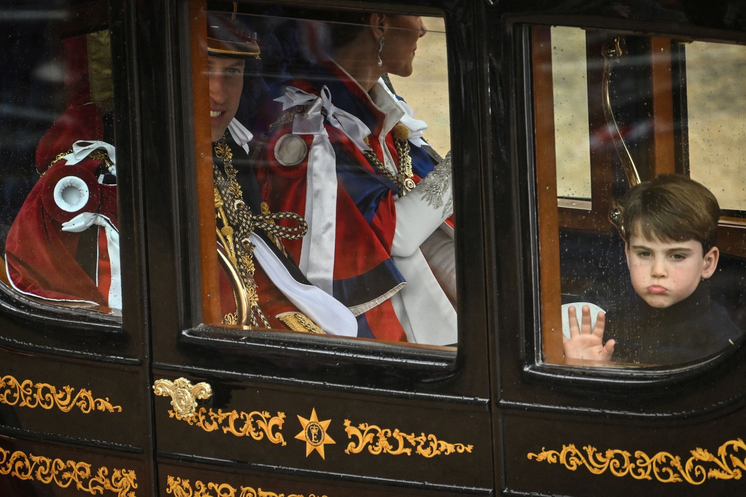 Prints Louis koos perega Buckinghami palee suunas liikumas.