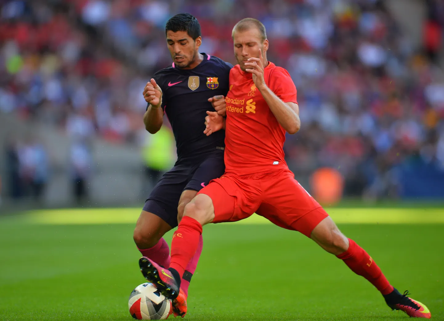 Ragnar Klavan ja Luis Suarez