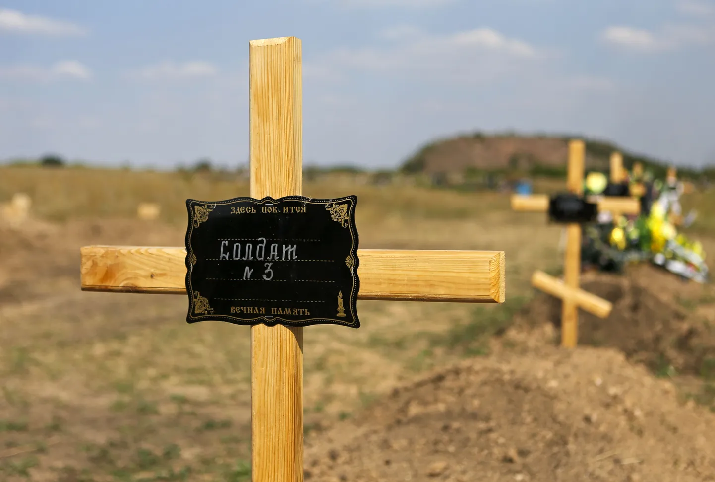 Separatistide hauad Donetski lähistel kannavad vaid puust riste numbritega.