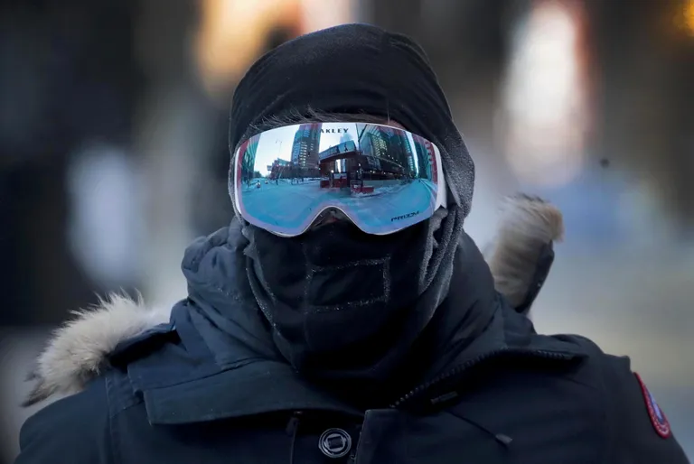 Sissepakitud chicagolane liikumas külmas