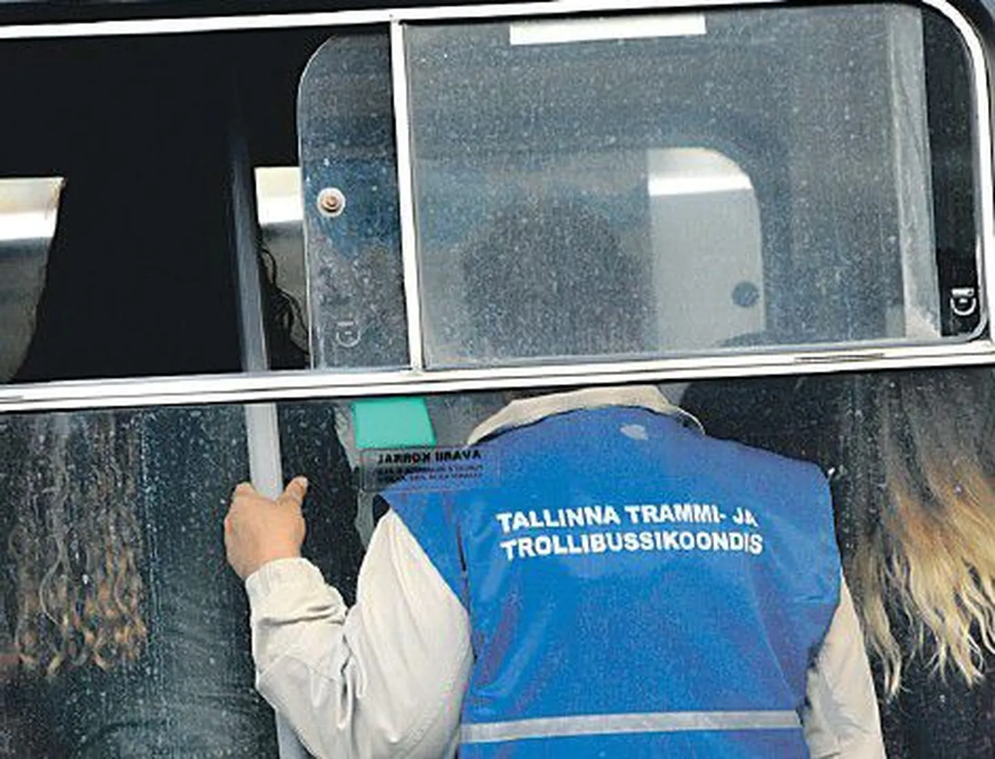 По мнению многих пассажиров, таллиннские кондукторы относятся к своей работе очень серьезно и ответственно.