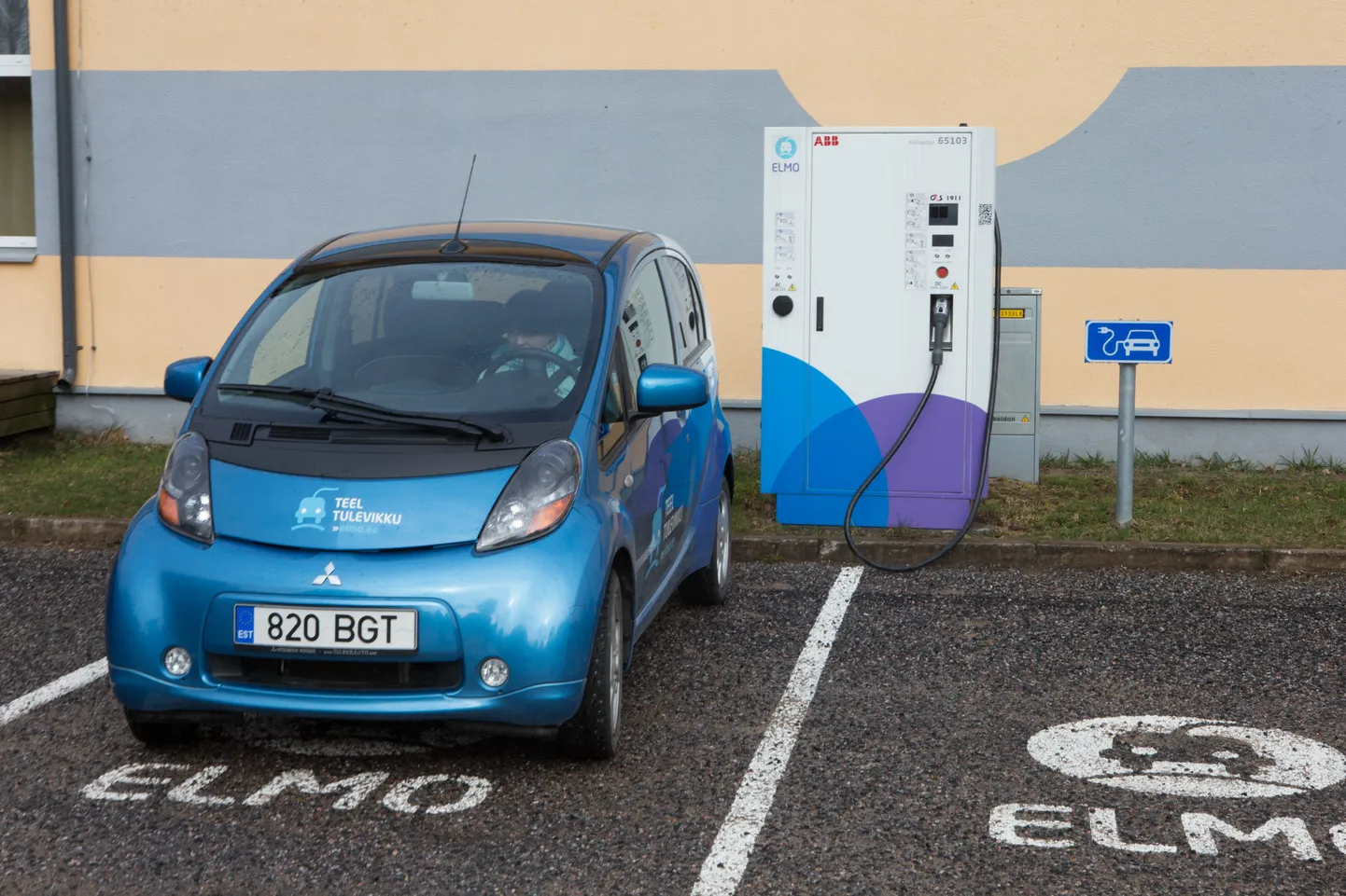Elektriauto laadimispunktis