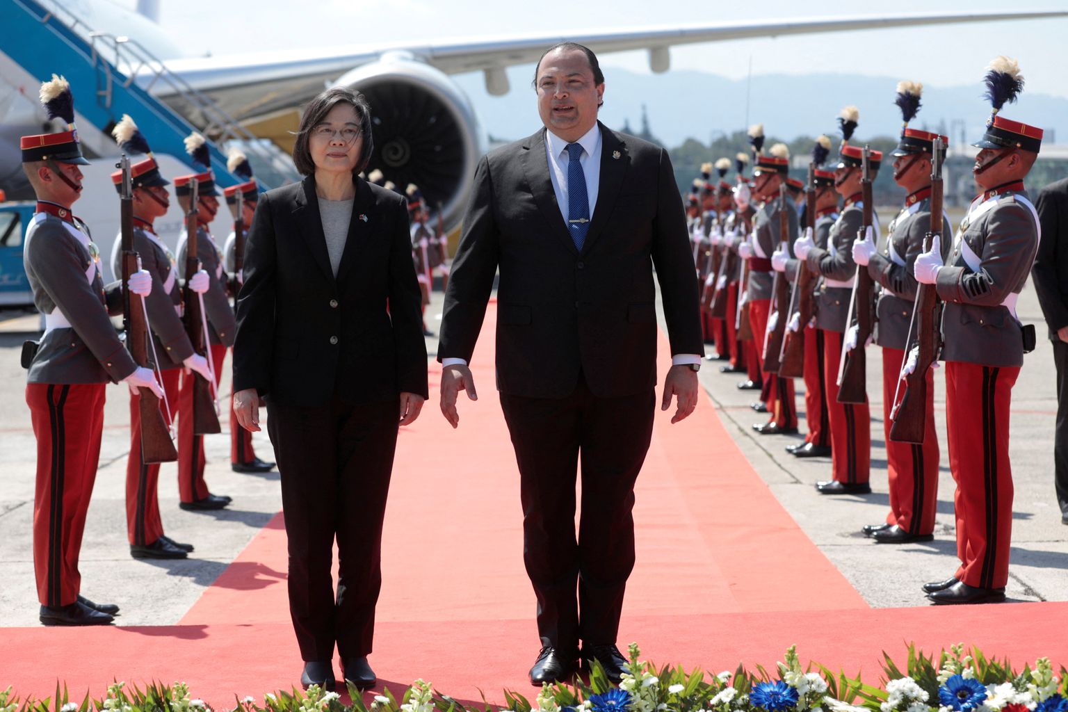 Taiwani president Tsai Ing-wen ja teda pealinna lennujaamas tervitanud Guatemala välisminister Mario Búcaro.