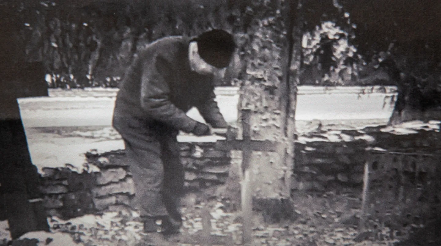 Lugejalt pärit fotol on näha, kuidas lumisel ajal keegi meesterahvas taob Reopalu kalmistul haamriga ristidelt silte.