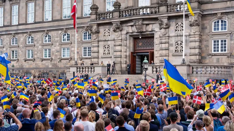 Демонстрация солидарности с Украиной перед зданием парламента Дании во время визита Владимира Зеленского, август 2023 года