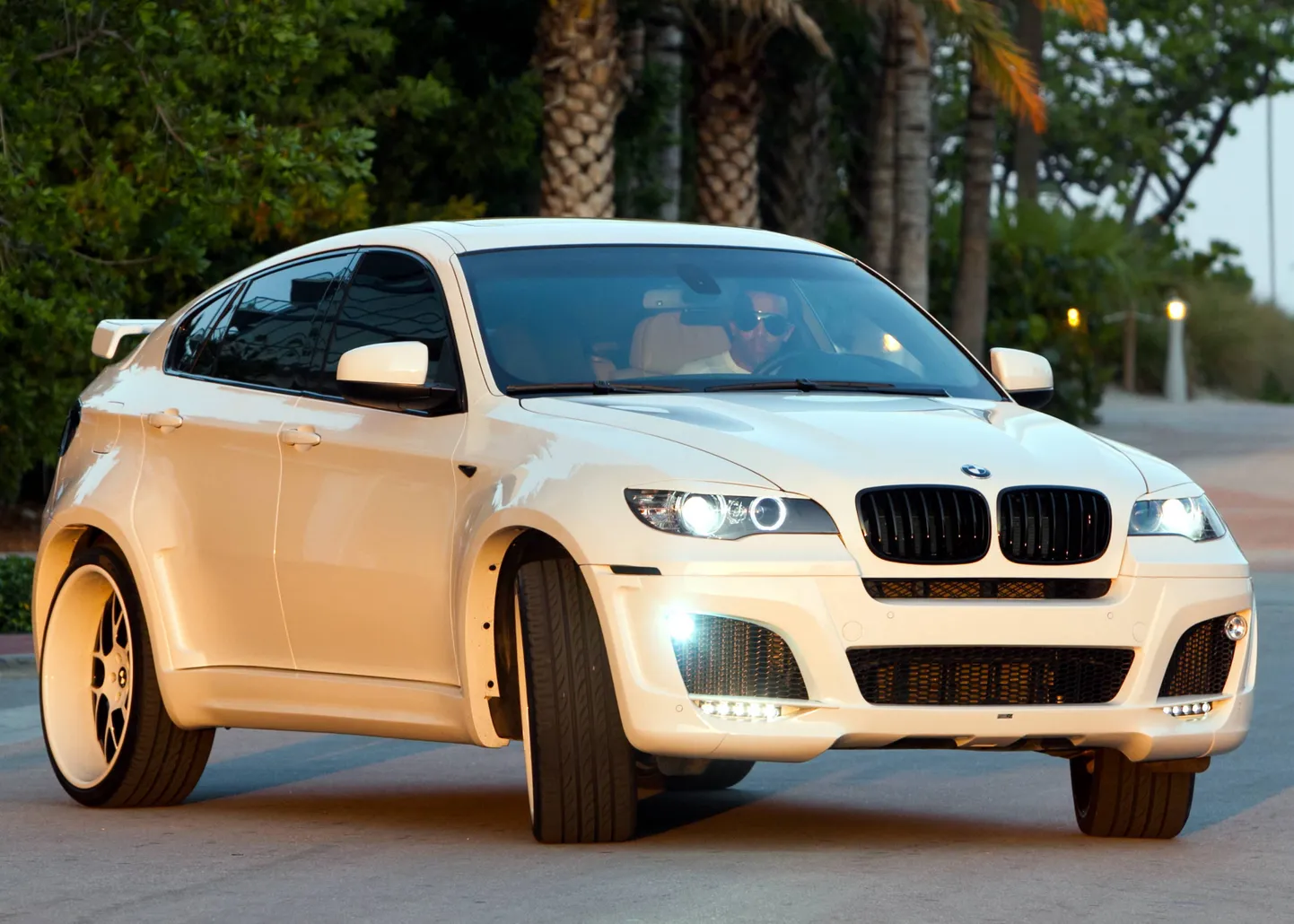 BMW X6.