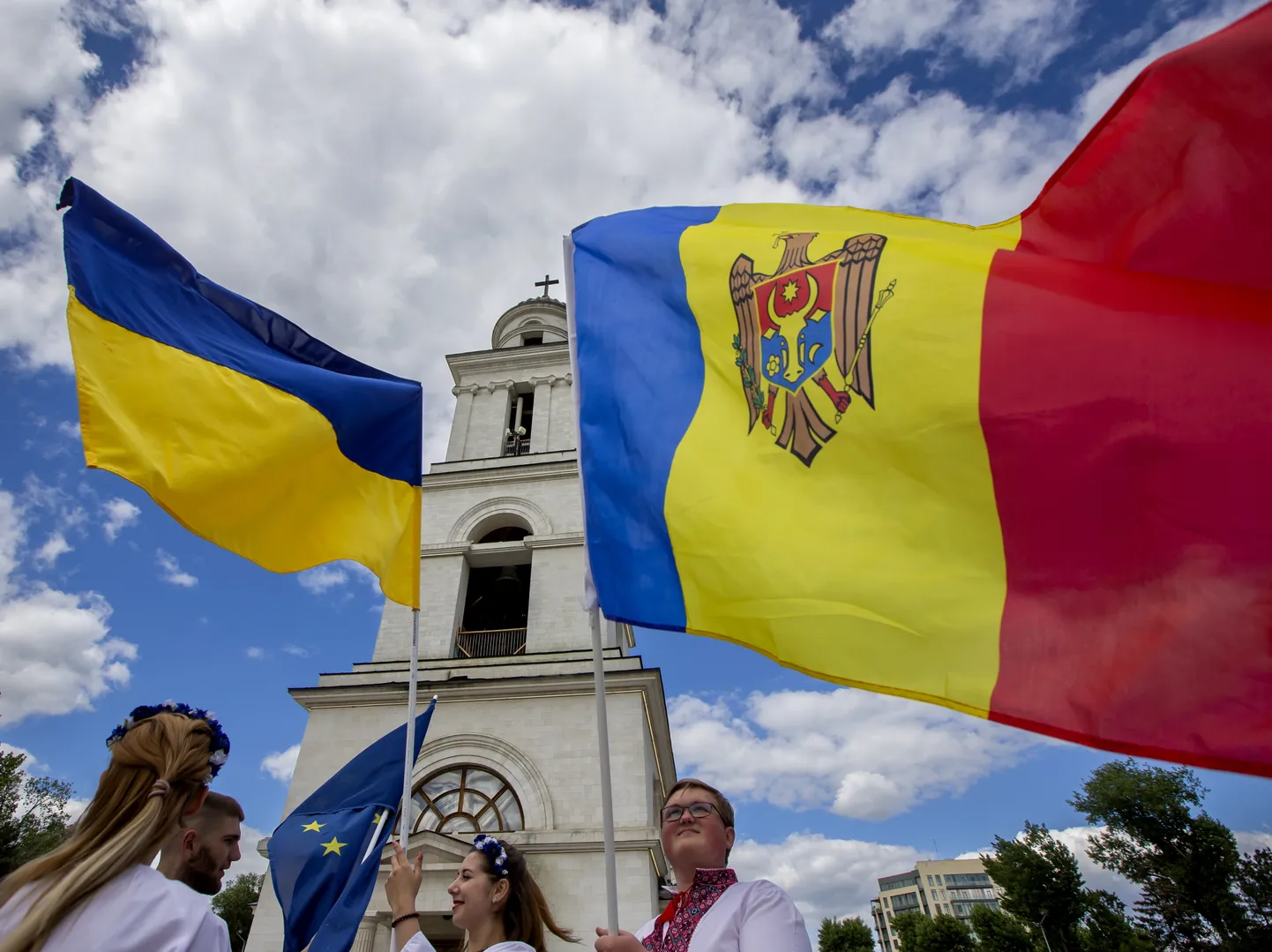 Флаги Украины и Молдовы.
