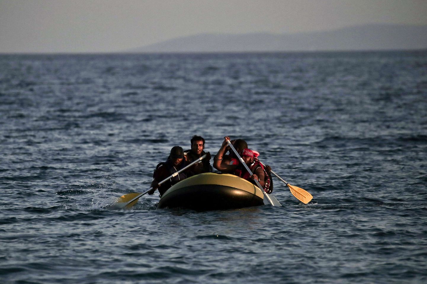 Türgist Kosi saarele saabuv immigrandipaat.