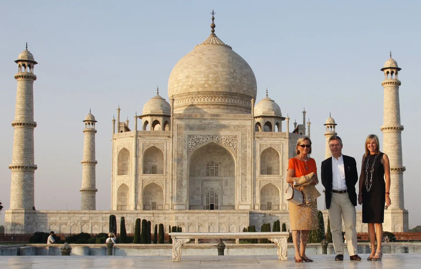 Paljudes kaugemates sihtkohtades on kohapealne elu odavam. Pildil Taj Mahali tempel Indias.