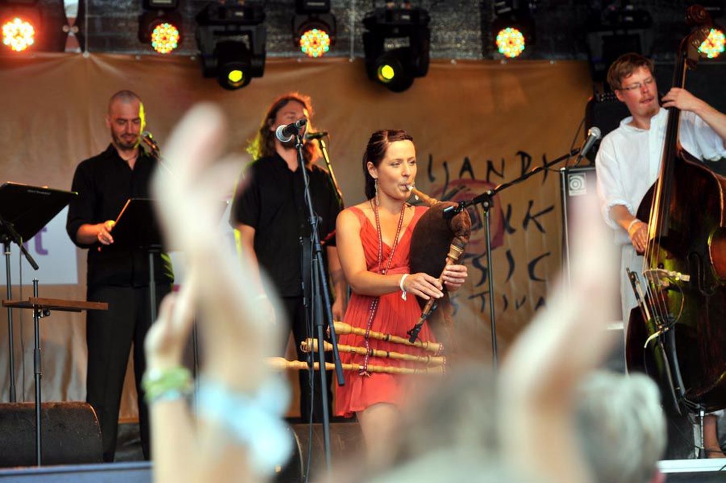 Sandra Sillamaa ja ansambel Paabel eelmise aasta suvel Viljandi pärimusmuusika festivalil