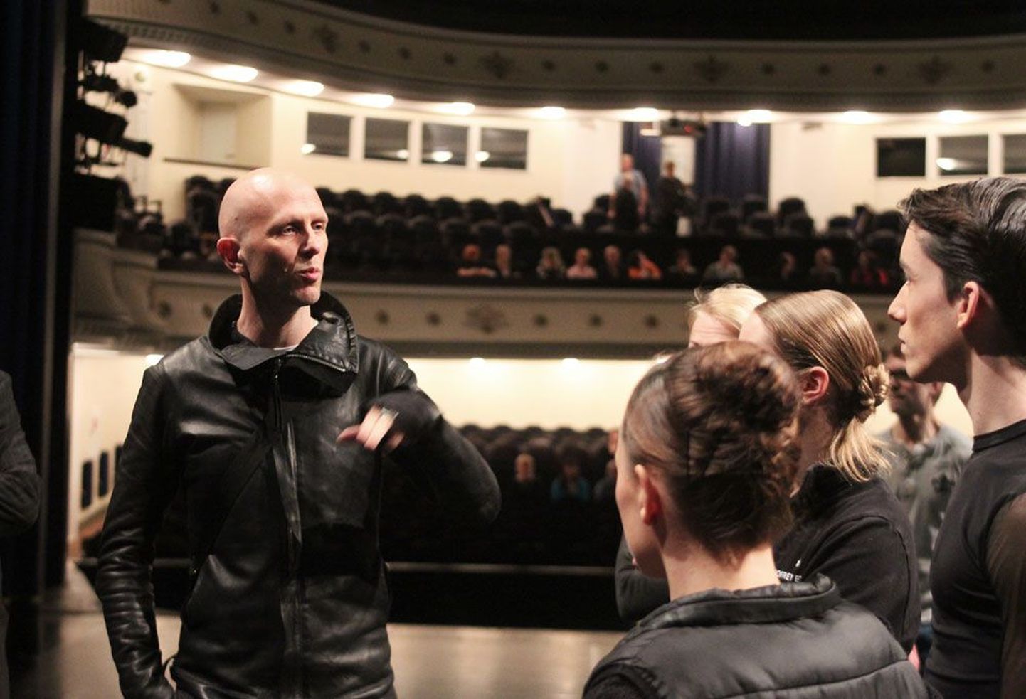 Briti tippkoreograaf Wayne McGregor koos tantsijatega eile Estonias «Symbiont(s)i» proovis.