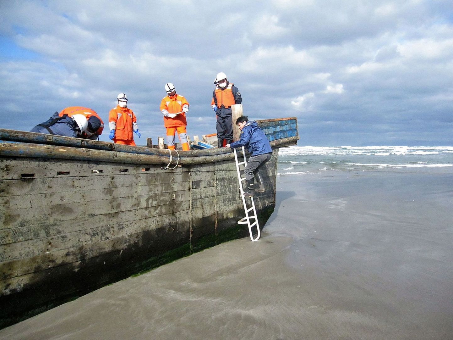 Деревянную лодку с останками восьми человек прибило к берегу в Японии, в районе города Ога префектуры Акита.