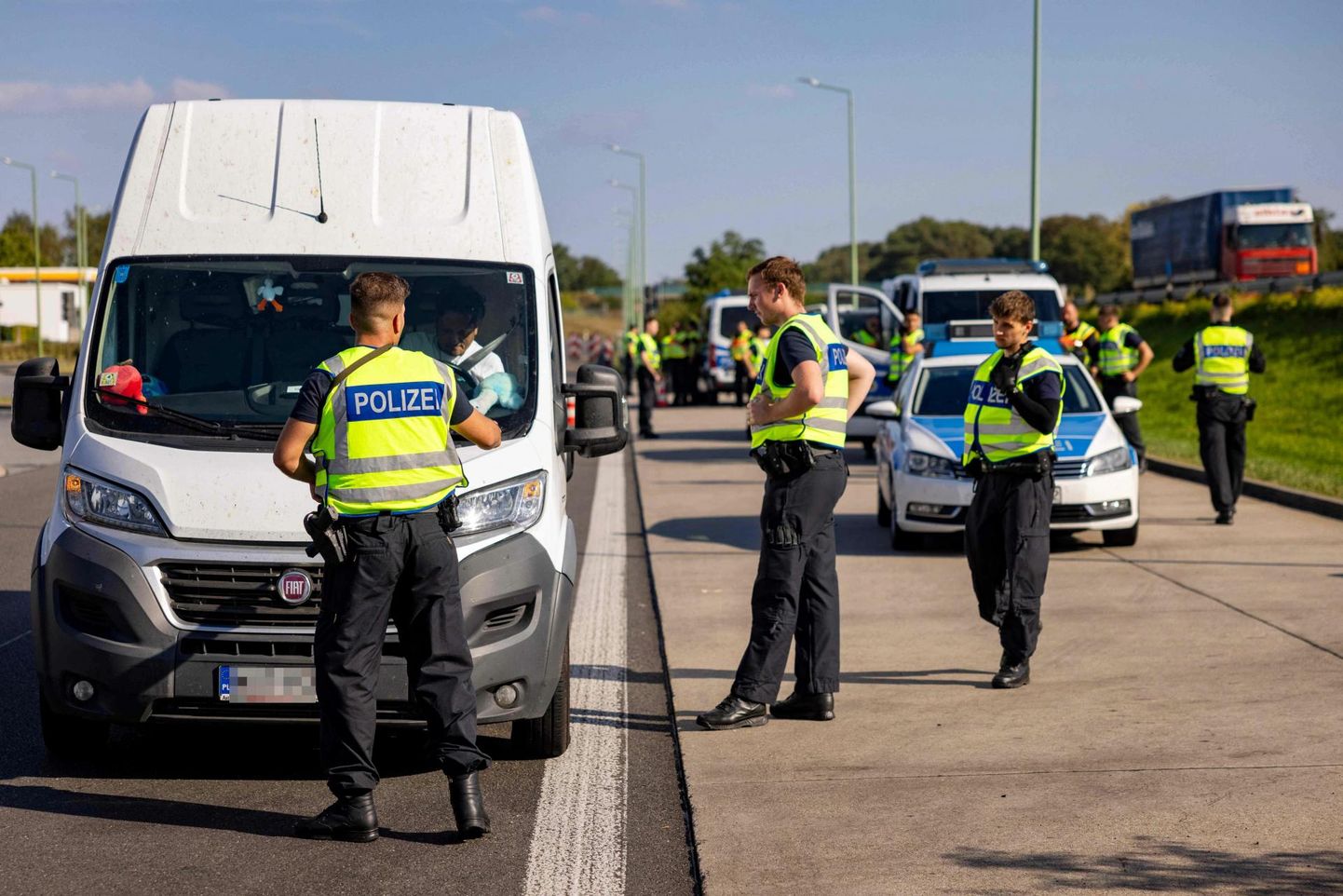 Saksa politsei kontrollib sõidukeid Poola piiri lähedal Oderi äärses Frankfurdis.