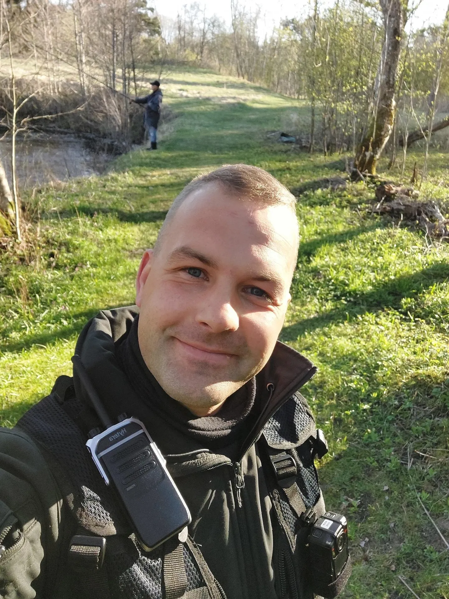 Kalakaitsja Oliver Meindok tegemas selfit röövpüüdjaga, kes võttis jõest enne inspektorite saabumist viimast.