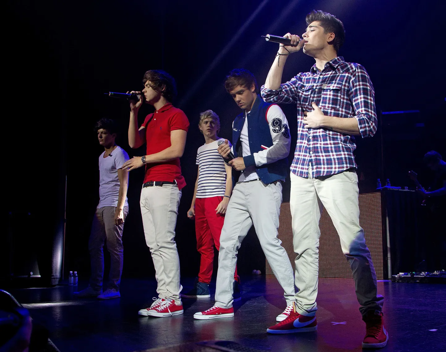 (From R to L) Zayn Malik, Liam Payne, Niall Horan, Louis Tomlinson and Harry Styles of the British-Irish boy band One Direction performs during the group's concert at the St James theatre in Wellington on April 21, 2012. One Direction comprise of four young Britons and an Irishman, with their first album making its debut at number one on the US charts last month -- a feat never before achieved by a British band.      AFP PHOTO / MARTY MELVILLE