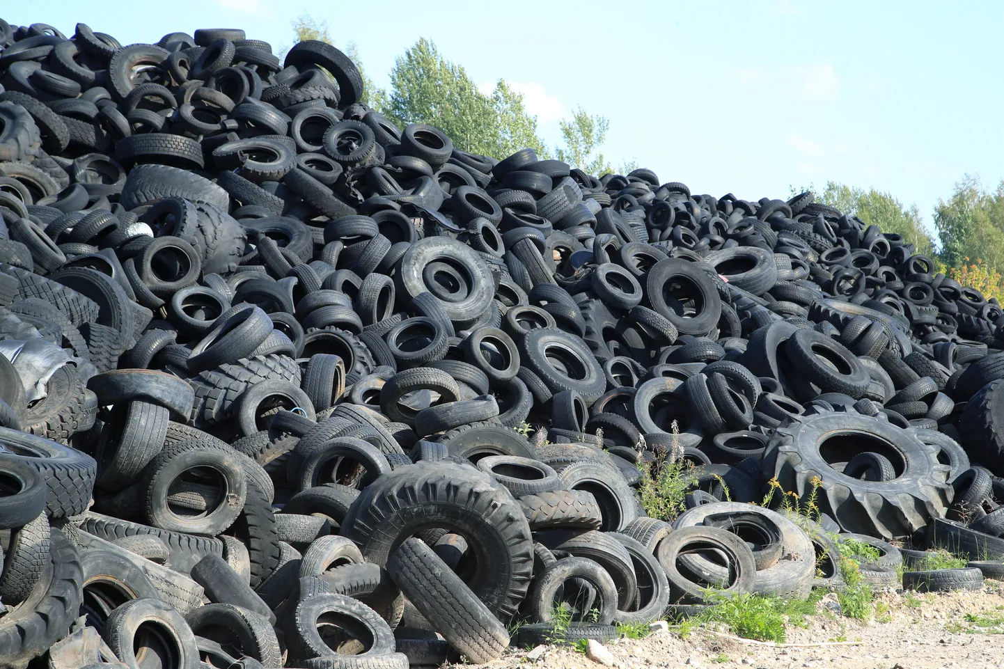 Tartus Raadi linnaosas vanal sõjalennuväljal olev rehvihunnik 2019. aastal. Praeguseks on see sealt kadunud. Foto on illustratiivne.