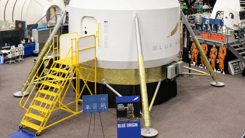 Bezose Kuu maandur on NASAs juba astronautidele testimiseks valmis – kas Musk on hiljaks jäänud?