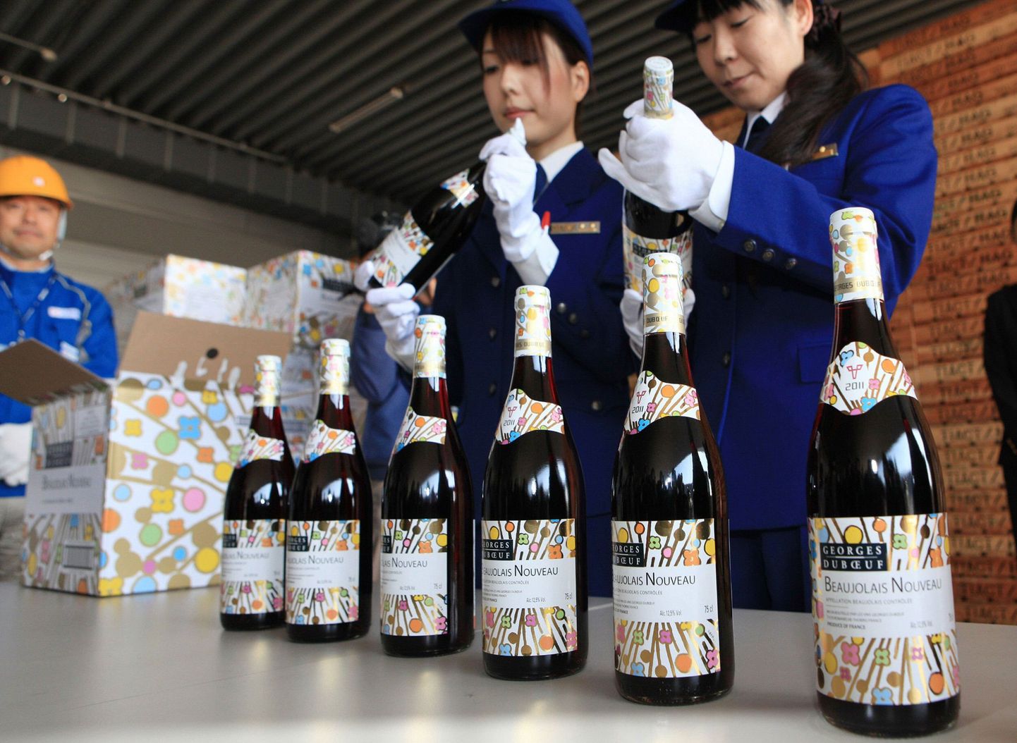 2011. aasta Beaujolais Nouveau veini kontrollimine Jaapanis