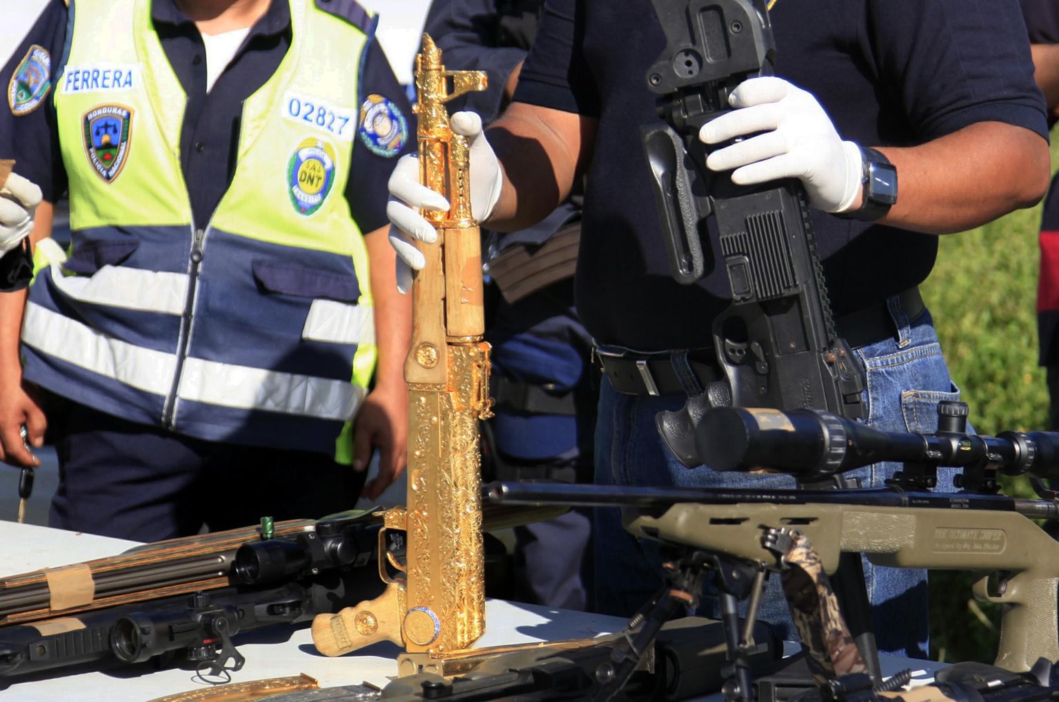 Hondurase politseinikud näitavad ülekullatud AK-47.