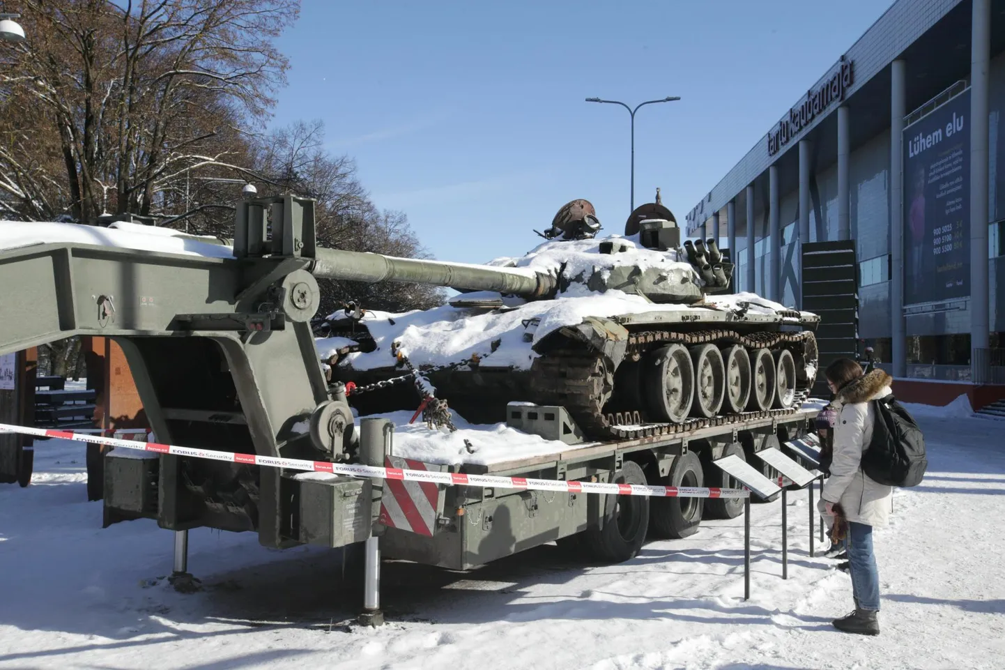 Purustatud Vene tank T-72 Tartu kaubamaja ees 13. märtsil.