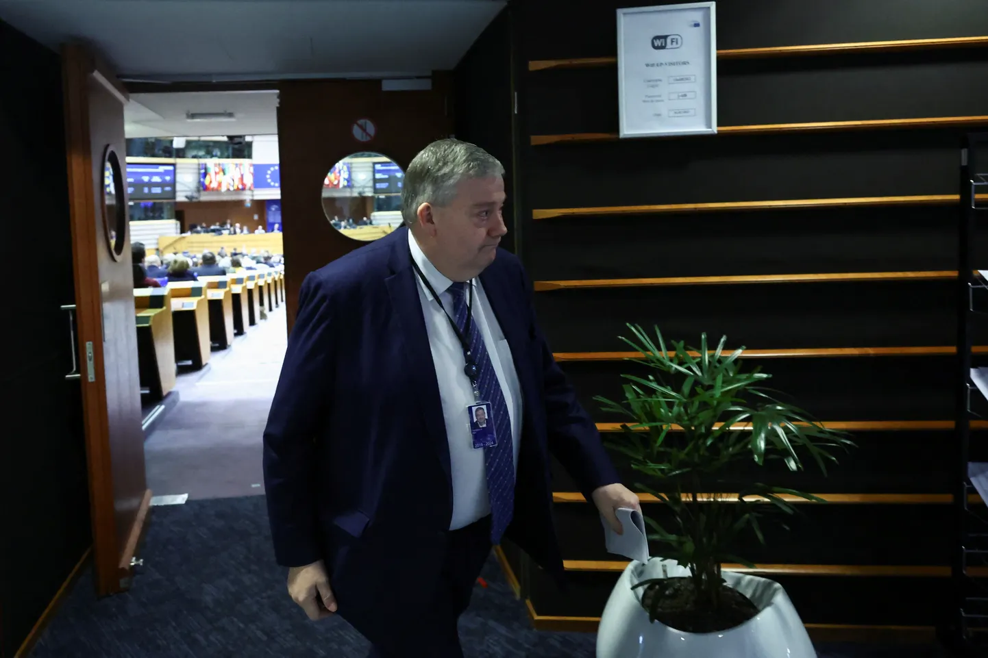 Beļģijas likumdevējs Marks Tarabella pamet plenārsēdi pēc tam, kad Eiropas Parlamenta deputāti balsoja par imunitātes atcelšanu viņam un Itālijas deputātam Andrea Kozolīno