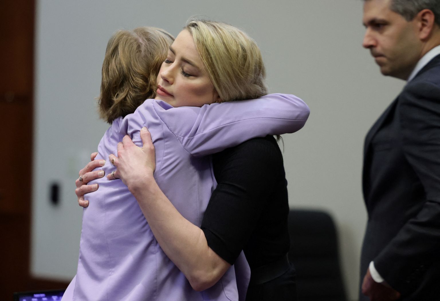 Amber Heard kallistab kohtus oma advokaati Elaine Bredehofti