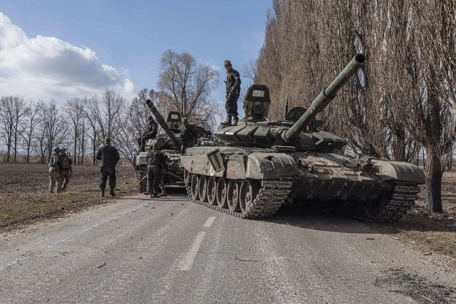 Ukraina sõdurid Kiievi lähedal Lukjanivkas 27. märtsil Vene vägede poolt maha jäetud tanke uurimas