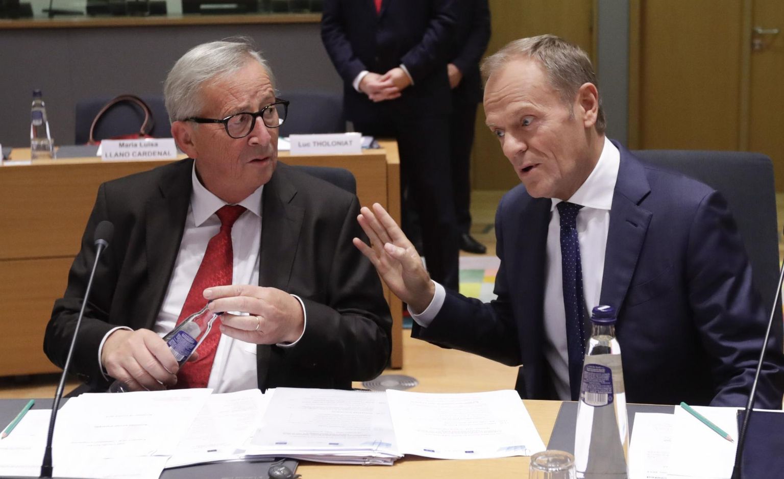 Ametitest taanduvatel Euroopa Komisjoni presidendil Jean-Claude Junckeril (vasakul) ja ülemkogu eesistujal Donald Tuskil tuleb venivate Brexiti-kõneluste tõttu ilmselt veel korra Brüsselis liidritega maha istuda. 