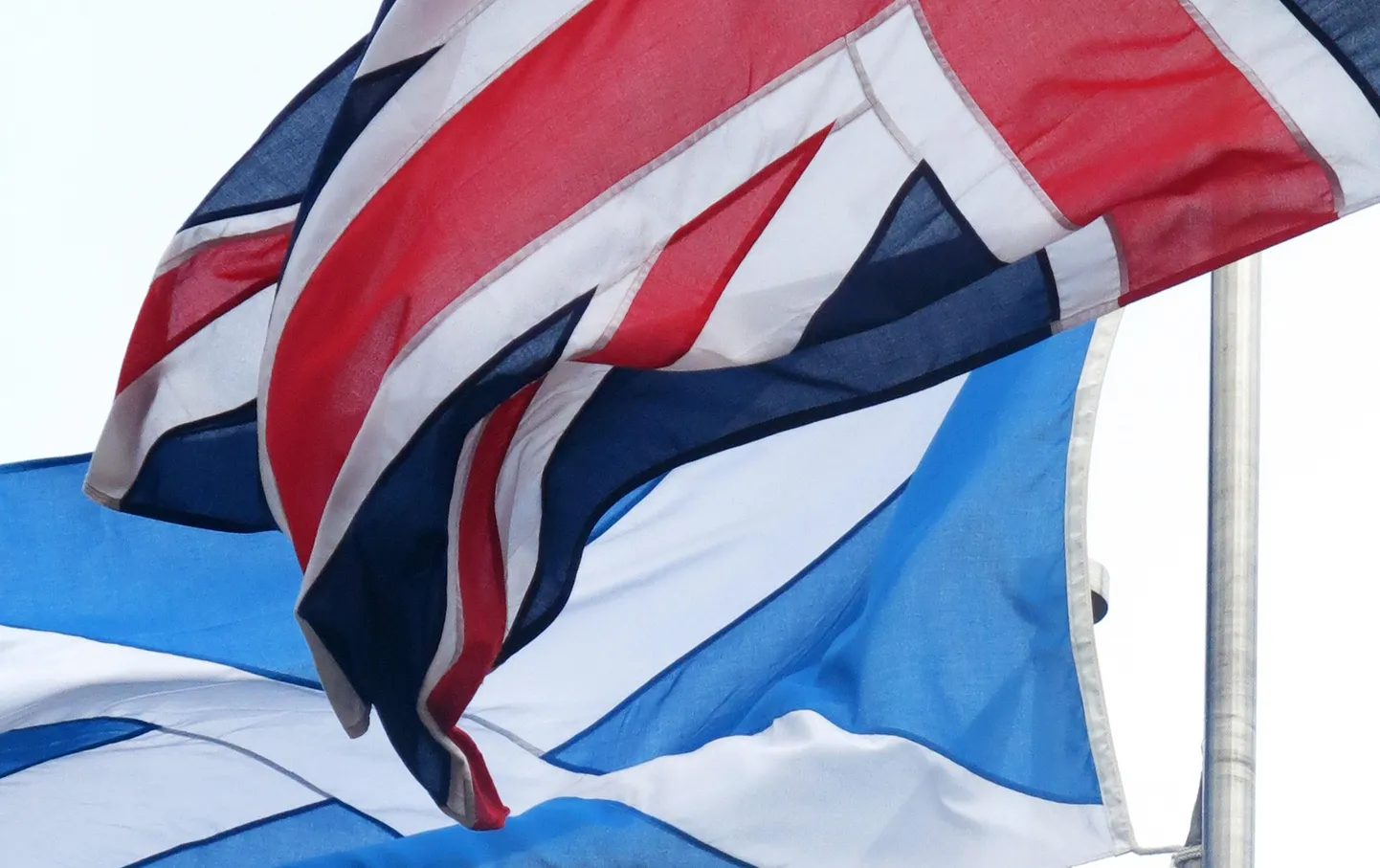 Ühendkuningriigi lipp (esiplaanil) ja Šoti lipp.